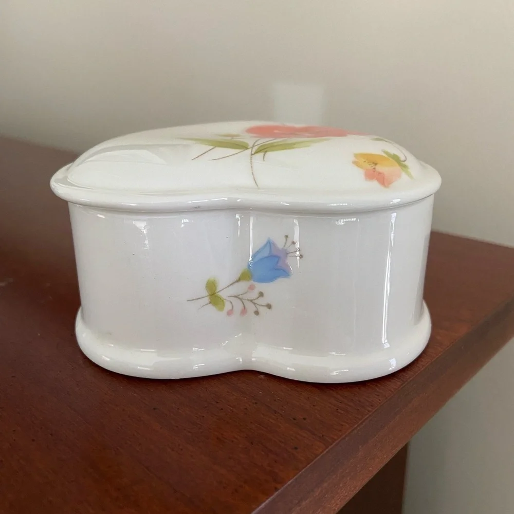 🩵 Vintage MIKASA BONE CHINA JUST FLOWERS HEART SHAPE TRINKET BOX Lidded Dish